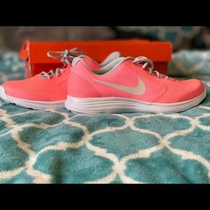 Nike revolution 3 size 7Y